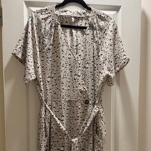 HEMA Elegant Animal Print V-Neck dress